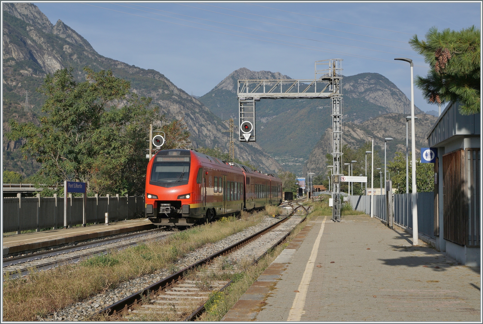 Der FS Trenitalia BTR 813 001 erreciht den Bahnhof von Pont S. Martin. Dies ist der lezte Halt im Aosta Tal, der nächste Halt wird Ivrea sein, von dort an ist die Strecke elektrifiziert. 

12. Okt. 2023