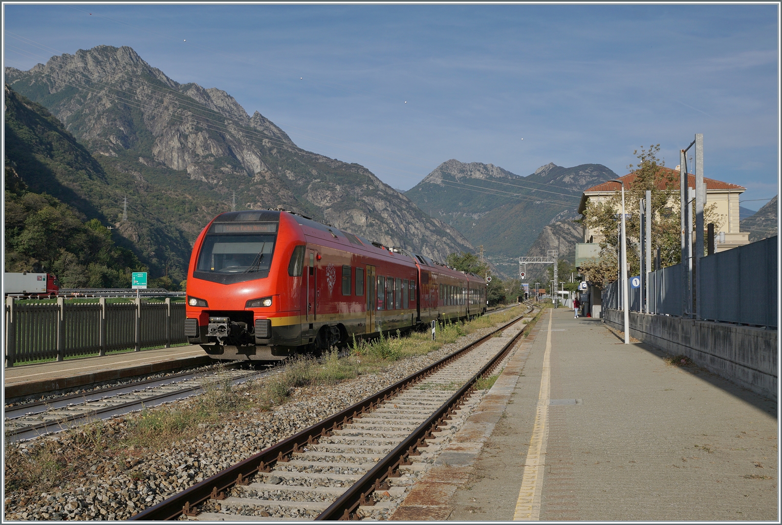 Der FS Trenitalia BUM BTR 813 001 ist als RV VdA 2718 von Aosta nach Torino Porta Nuova unterwegs und verlässt Pont S.Martin. Der nächste halt wird Ivrea sein, ab dort wird der BRT 813 001 elektrisch weiter fahren. 

12. Oktober 2023