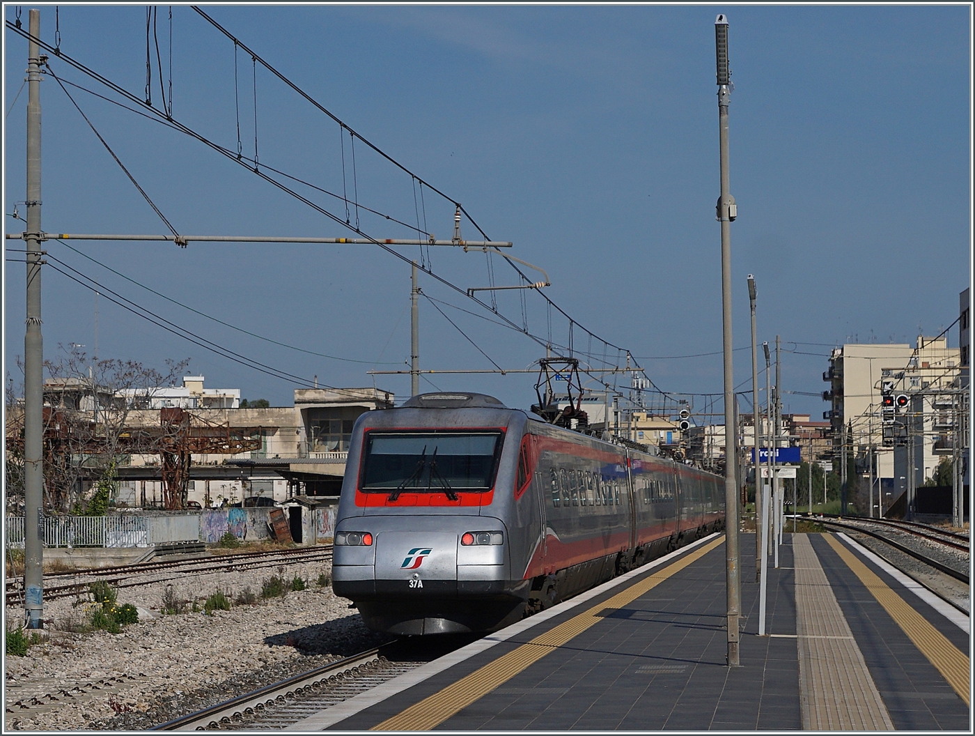 Der FS Trenitalia ETR 485 037 ist als Frecciargento 8306 in Trani bei der Durchfahrt auf dem Weg von Lecce nach Roma Termini.

23. April 2023 