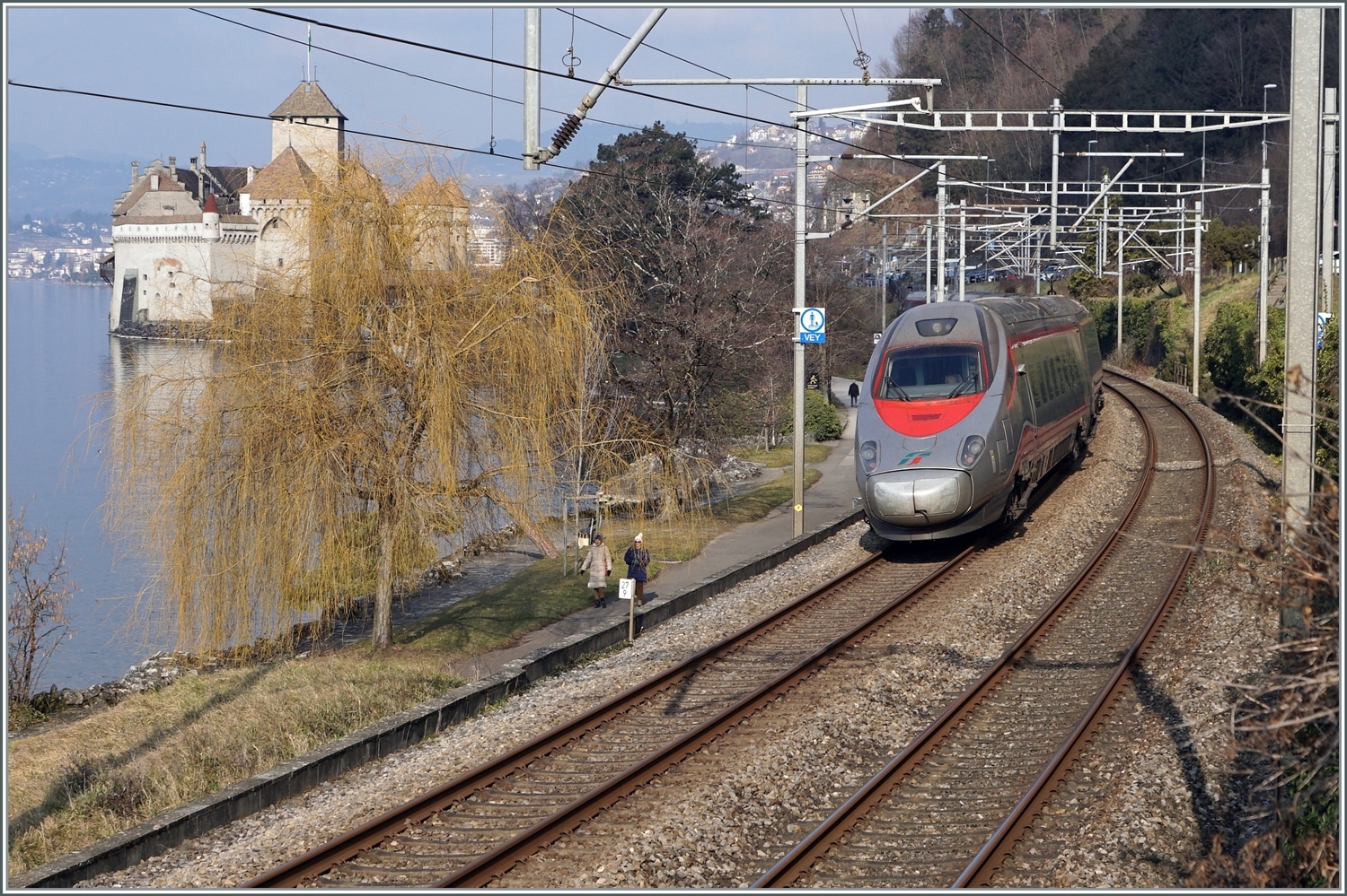 Der FS Trenitalia ETR 610 004 ist auf der Fahrt von Milano nach Genève kurz und fährt dabei beim Château de Chillon vorbei.

8. Februar 2023