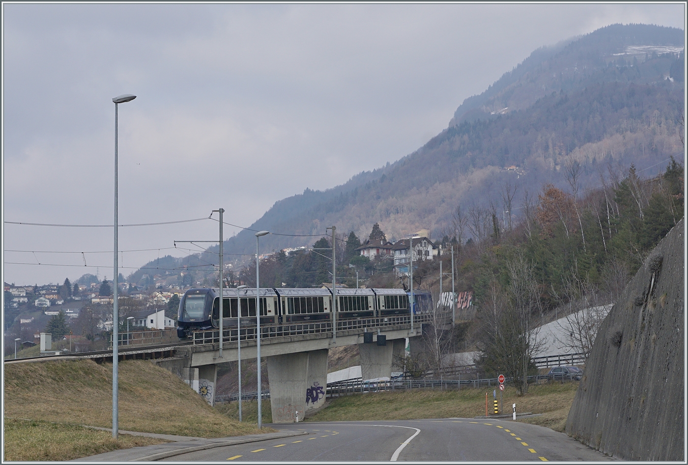 Der GoldenPass Express 4065 von Interlaken Ost nach Montreux überquert zwischen Planchamp und Châtelard VD die Autobahn A9. 

8. Feb., 2023