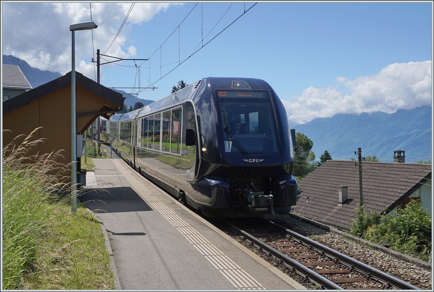 Der MOB / BLS GoldenPass Express 4065 von Interlaken Ost nach Montreux ist bei Sonzier schon fast am Ziel seiner Fahrt.

28. Mai 2024