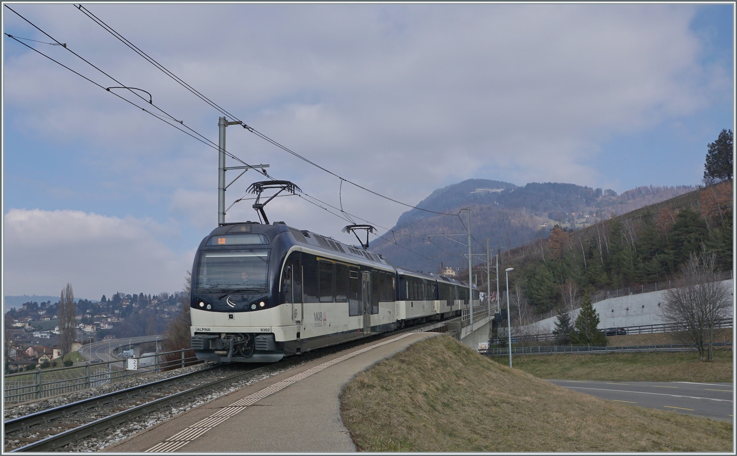 Der MOB AlpinaABe 4/4 9302 erreicht mit seinem Panoramic Express von Zweismmen nach Montreux die Haltestelle Châtelard VD, wo der Zug jedoch ohne Halt durchfährt. 

8. Feb. 2023