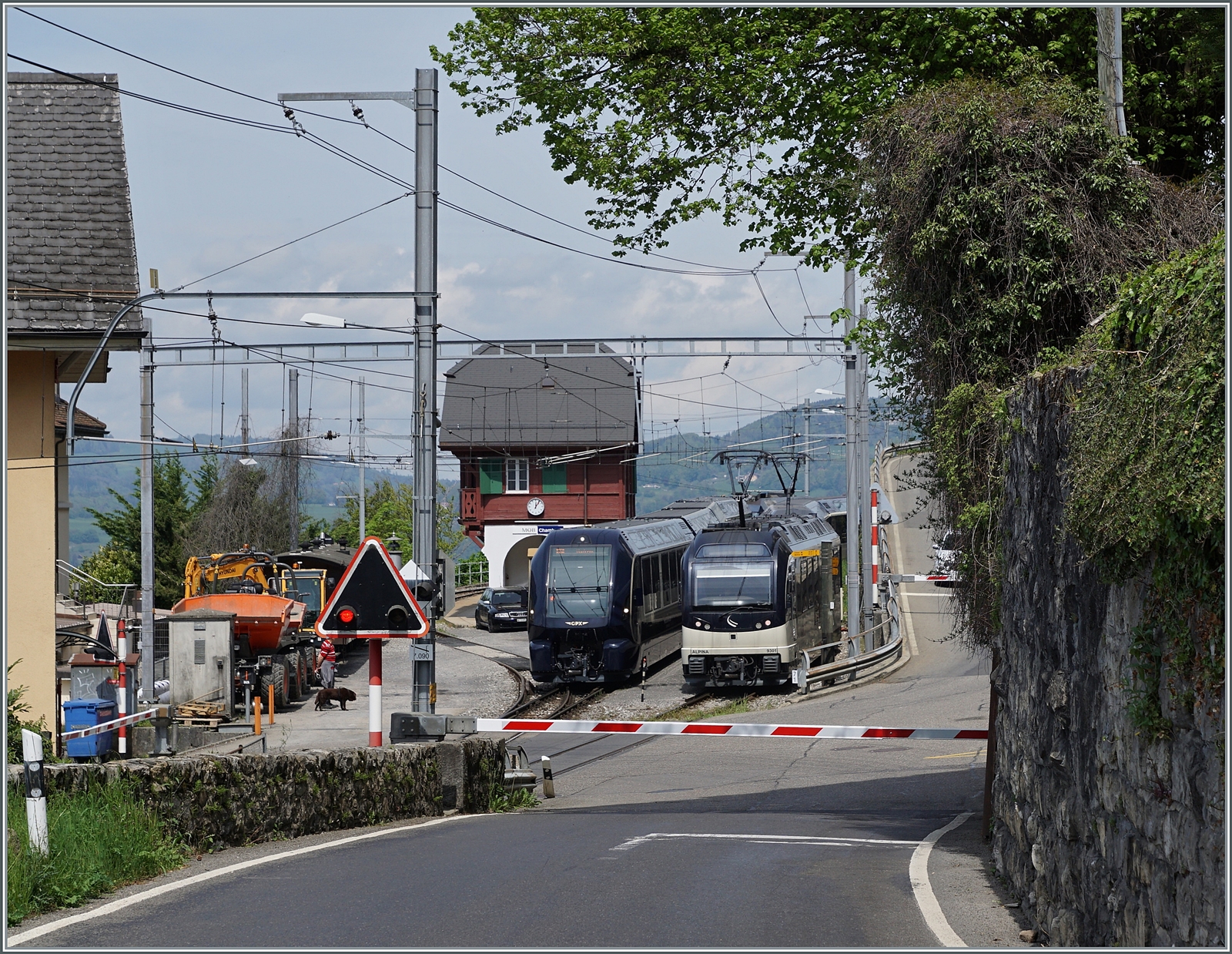 Der MOB GPX 4065 von Zweisimmen nach Montreux mit der schiebenden Ge 4/4 8004 hat in Chamby den Gegenzug abgewartet und wird nun nach Montreux weiter fahren. 

6. Mai 2023