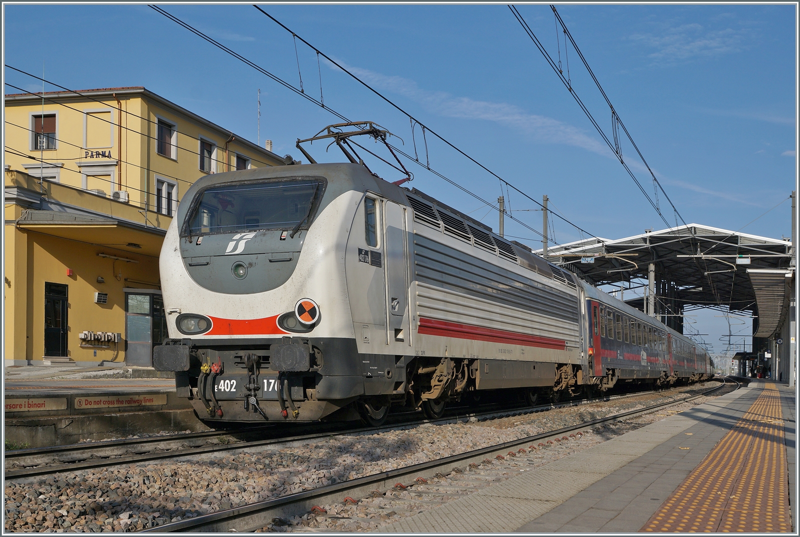 Der Nachtzug ICN (Intercity Notte) der FS Trenitalia von Sizilien nach Milano macht schon fast am Ziel in Parma eine kurzen Halt; am Zugschluss läuft die FS Trenitalia E 402 176.

18. April 2023