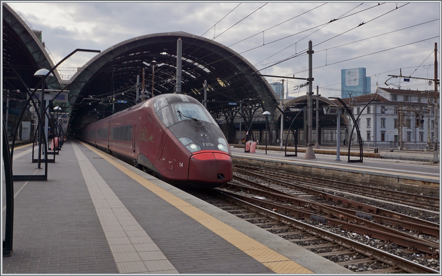 Der ntv  Italo  ETR 575 014 verlässt Milano Centrale in Richtung Süden

8. Nov. 2022