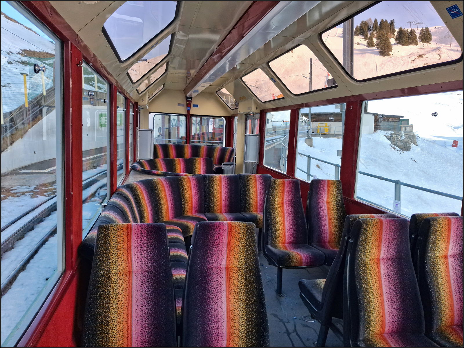 Der Panoramawagen Bst 51 in Sightseeing-Aktion kurz vor dem Col de Bretaye. Ein Handy macht zwar nur bisweilen zeigenswerte Aufnahmen, aber dieses Innenleben h�tte ich wohl sonst nie auf diese Art festgehalten. Jamuar 2026.