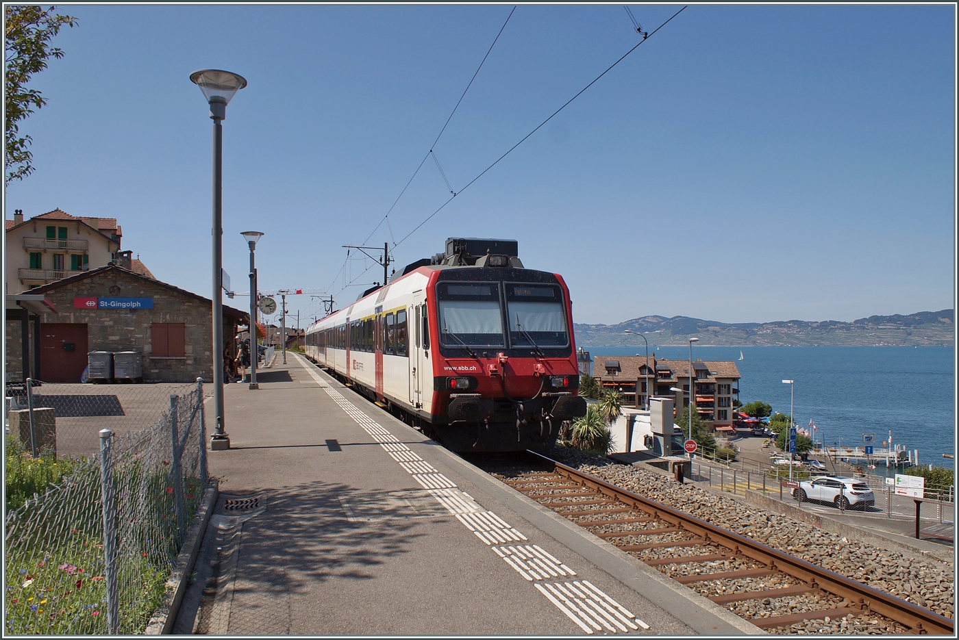 Der Region Alpes Regionalzug R91 6125 wartet in Saint Gingolph auf die Abfahrt (15:51) nach Brig (an 17:56). Im Einsatz f�r diese Leistung ist ein SBB Domino mit dem ABt NPZ Do 50 85 39-43 814-5 CH-SBB an der Spitze, dem B NPZ Do 50 85 29-43 150-6 CH-SBB als Zwischenwagen und dem schiebenden RABe 560 217 (UIC RABe 560 DO 94 85 7 560 217-2 CH-SBB) am Zugschluss. 22. Juli 2026 
