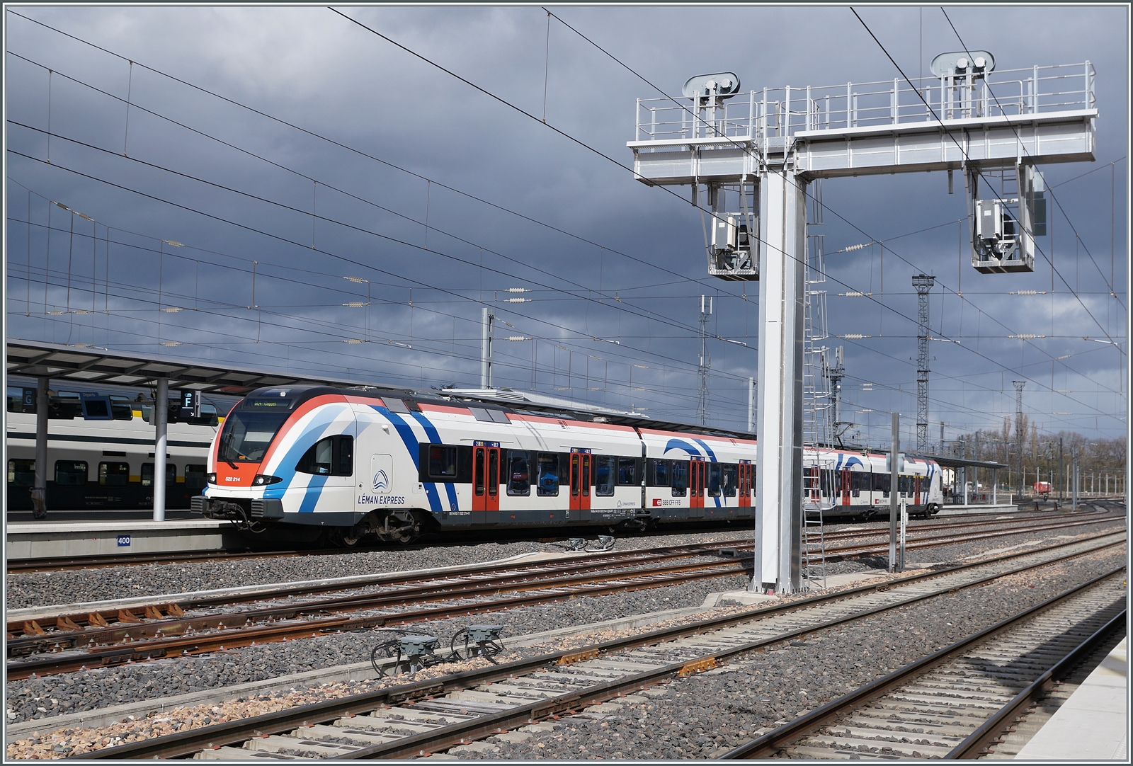 Der SBB LEX RABe 522 214 wartet in Annemasse bei einer interessanten Lichtstimmung auf die Abfahrt nach Coppet.

10. März 2023