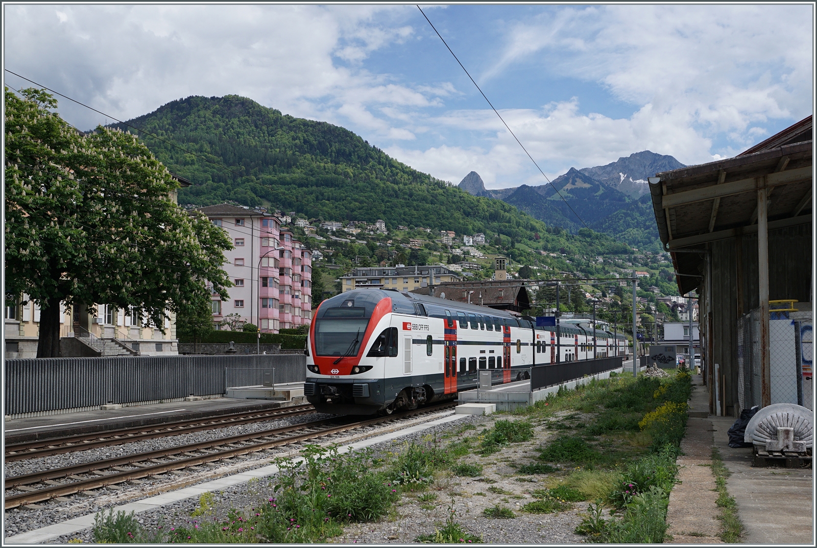 Der SBB RABe 511 106 fährt durch den Bahnhof von Clarens. Der Zug ist als RE von St-Maurice nach Annemasse unterwegs. 

14. Mai 2024