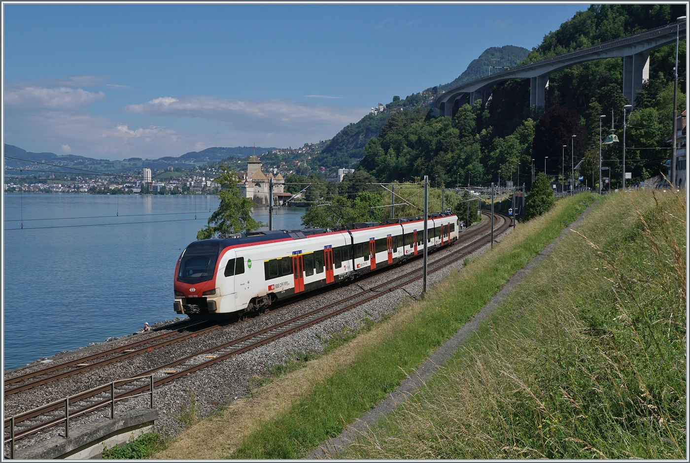 Der SBB RABe 523 105 ist kurz nach Villeneuve auf der Fahrt in Richtung Lausanne. Im Hintergrund das Château de Chillon. 

5. Juni 2024  