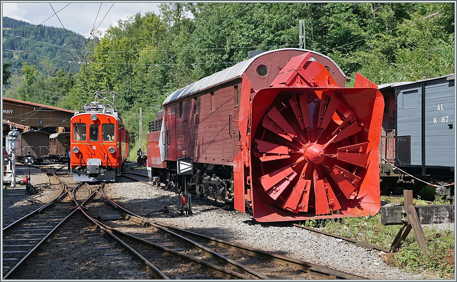 Der sehr schön hergerichtete RhB ABe 4/4 I 35 wurde in der Saison 2023 eher sparsam eingesetzt, der Grund dafür zeigt das folgende Bild: Denn nicht nur äusserliche, sondern auch im mechanischen Teil benötiget der Bernina Bahn Triebwagen eine Auffrischung. 

Chaulin, den 5. August 2023
