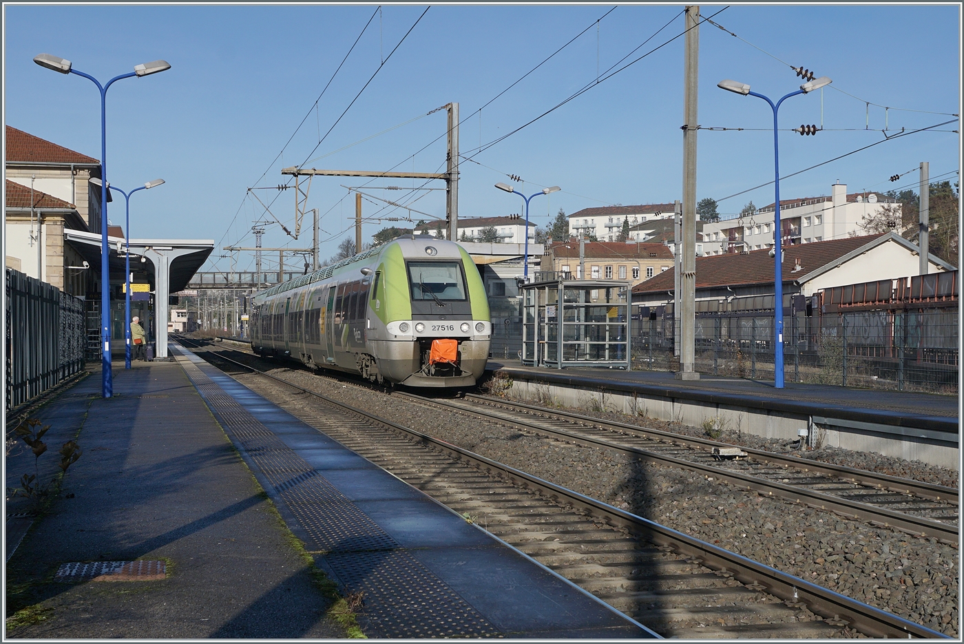Der SNCF Z 27516 ist als MOBIGO TER 894008 auf der Fahrt von Belfort nach Besan�on Viotte und hat den Bahnhof von Montb�liard (zu Deutsch M�mpelgard) erreicht. In der Regeln nutze ich die deutschen Namen nicht deutschsprachiger Orte kaum, doch hier schien mir die Ausnahme angebracht, geh�rte doch M�mpelgard gut 400 Jahre zum Hause W�rttemberg. Doch zur�ck zur Bahn: Montb�liard liegt an der1858 er�ffneten Strecke Dole - Belfort und wird heute von TER Z�gen bedient, hatte aber vor der Er�ffnung der TGV Strecke auch Fernverkehrsz�ge aufzuweisen, wie z.B Nachtz�ge Luxembourg - Port Pou oder die SNCF Tourbotrain Triebz�ge Lyon - Strasbourg. Zudem verband ab 1868 eine Strecken Montb�liard mit Delle, auf welcher die jedoch schon 1938 der Reisezugverkehr eingestellt wurde. 9. Dezember 2025