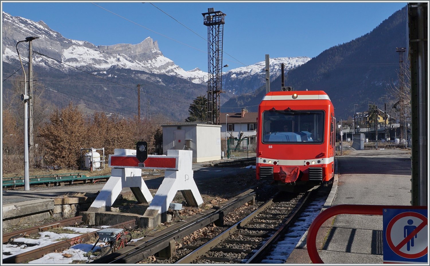 Der SNCF Z 855 erreicht von Vallorcine kommend sein Ziel Saint Gervais les Bains le Fayet. Der Zug wird später weggestellt werden.

14. Februar 2023