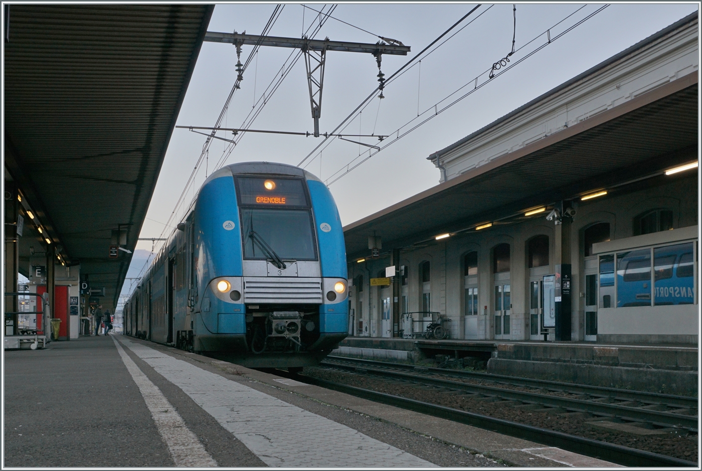 Der TER 96630 von Genève in Chambéry-Challes-les-Eaux beim Halt in Aix-les-Bains, bei noch etwas dunklen Lichtverhältnissen. 

14. Feb. 2023

