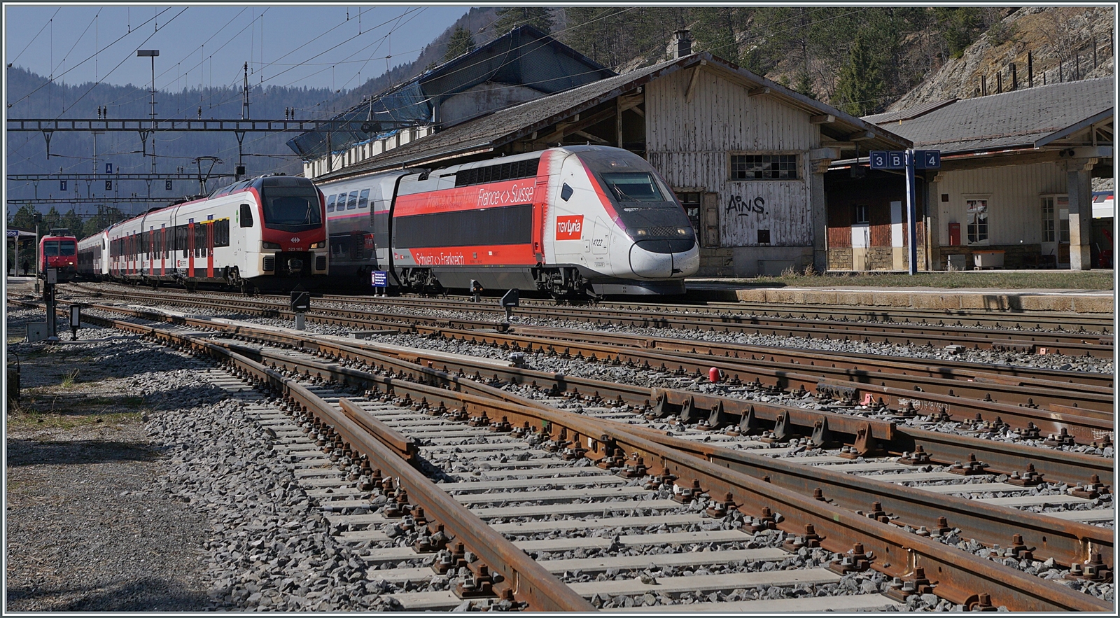Der TGV Lyria 4722 von Paris nach Lausanne verlässt nach einem kurzen Halt Vallorbe in Richtung Lausanne. 

24. März 2022