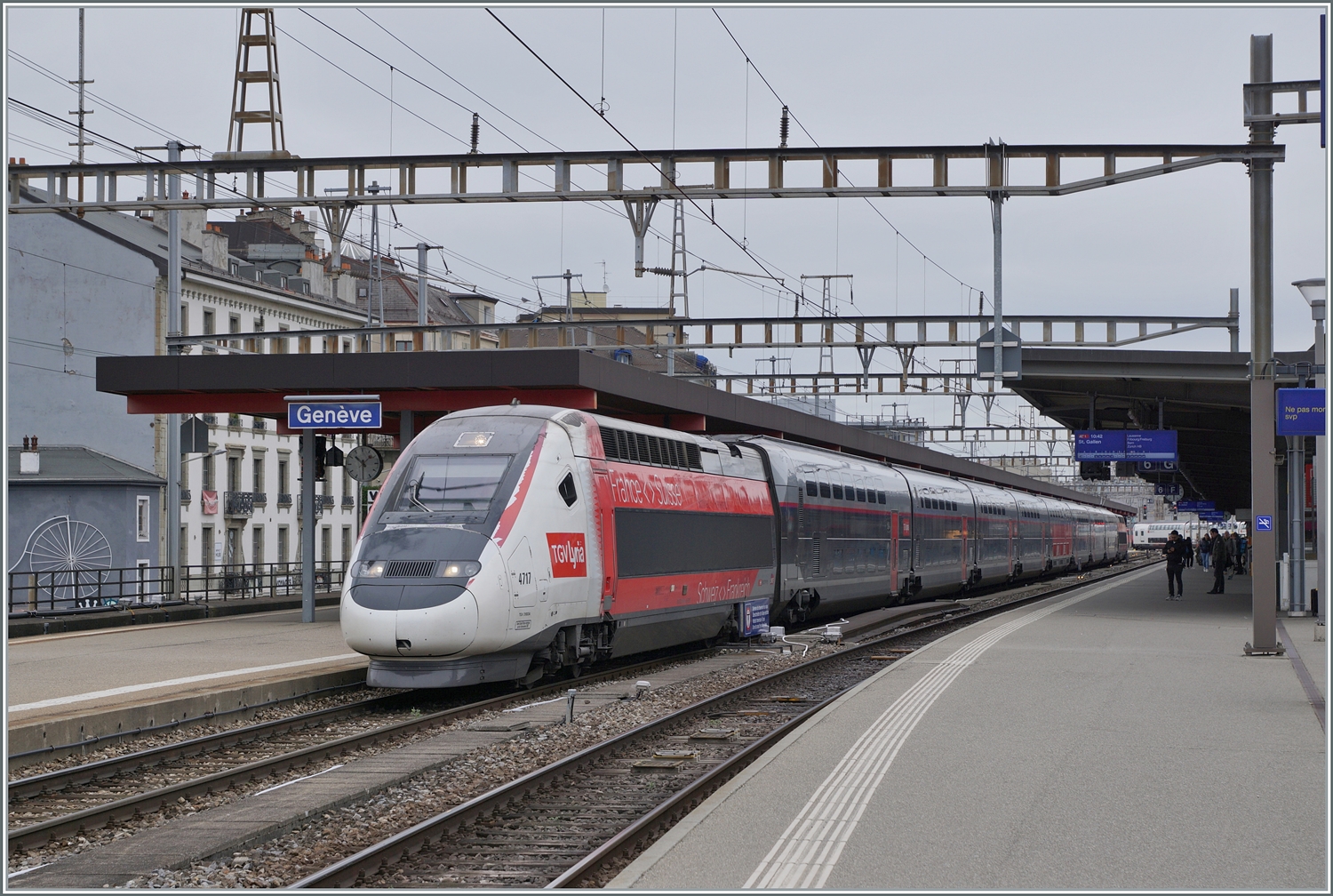 Der TGV Lyria 9768 bestehend aus dem TGV Rame 4717 ist von Lausanne nach Pairs unterwegs und verlässt Genève in Richtung Bellegarde (Ain).

4. März 2024