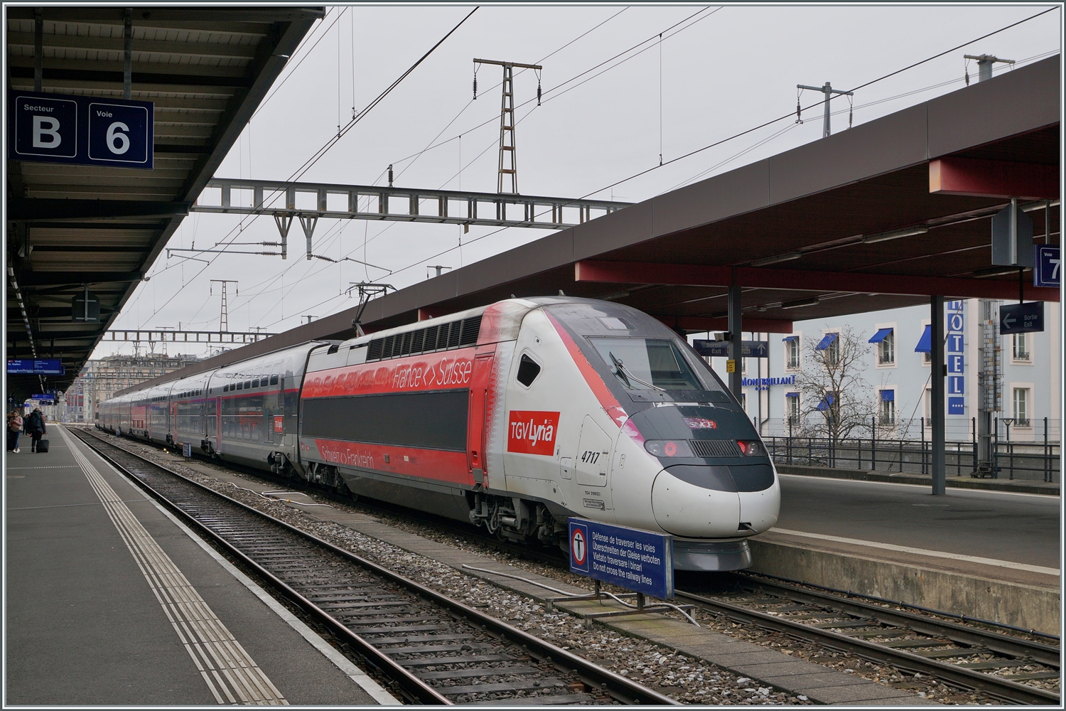 Der TGV Lyria 9768 bestehend aus dem TGV Rame 4717 ist von Lausanne nach Pairs unterwegs und hält einige Minuten in Genève. Neben dem kommerziellen Halt wird der TGV auf vom SBB aufs SNCF System umgeschaltet. 

4. März 2024