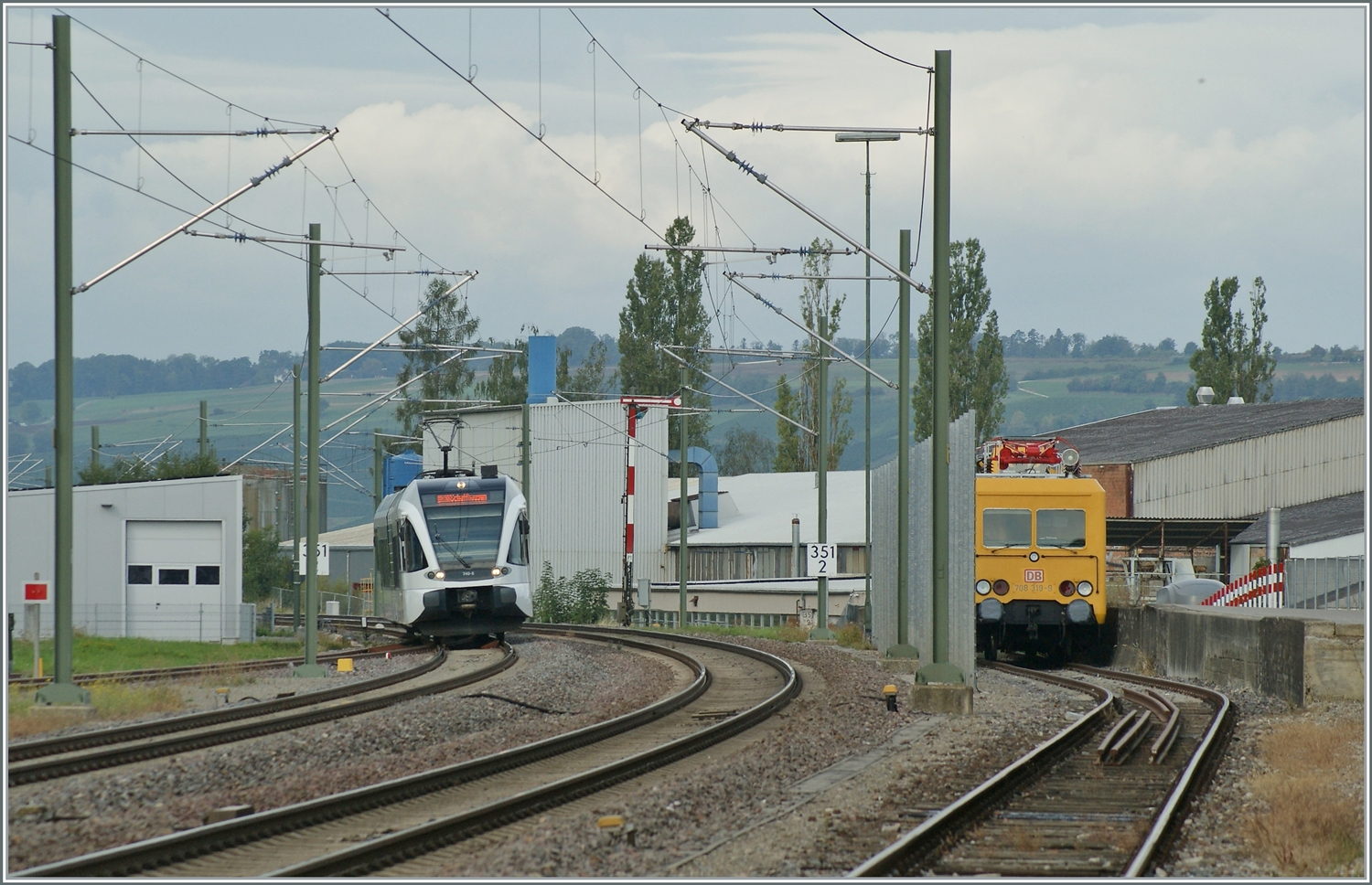 Der Thurbo GTW RABe 526 040-5 erreicht Neuenkirch, während links im Bild etwas versteckt ein DB Fahrleitungsmontage Fahrzeug auf den nächsten Einsatz wartet. 

6. Sept. 2022