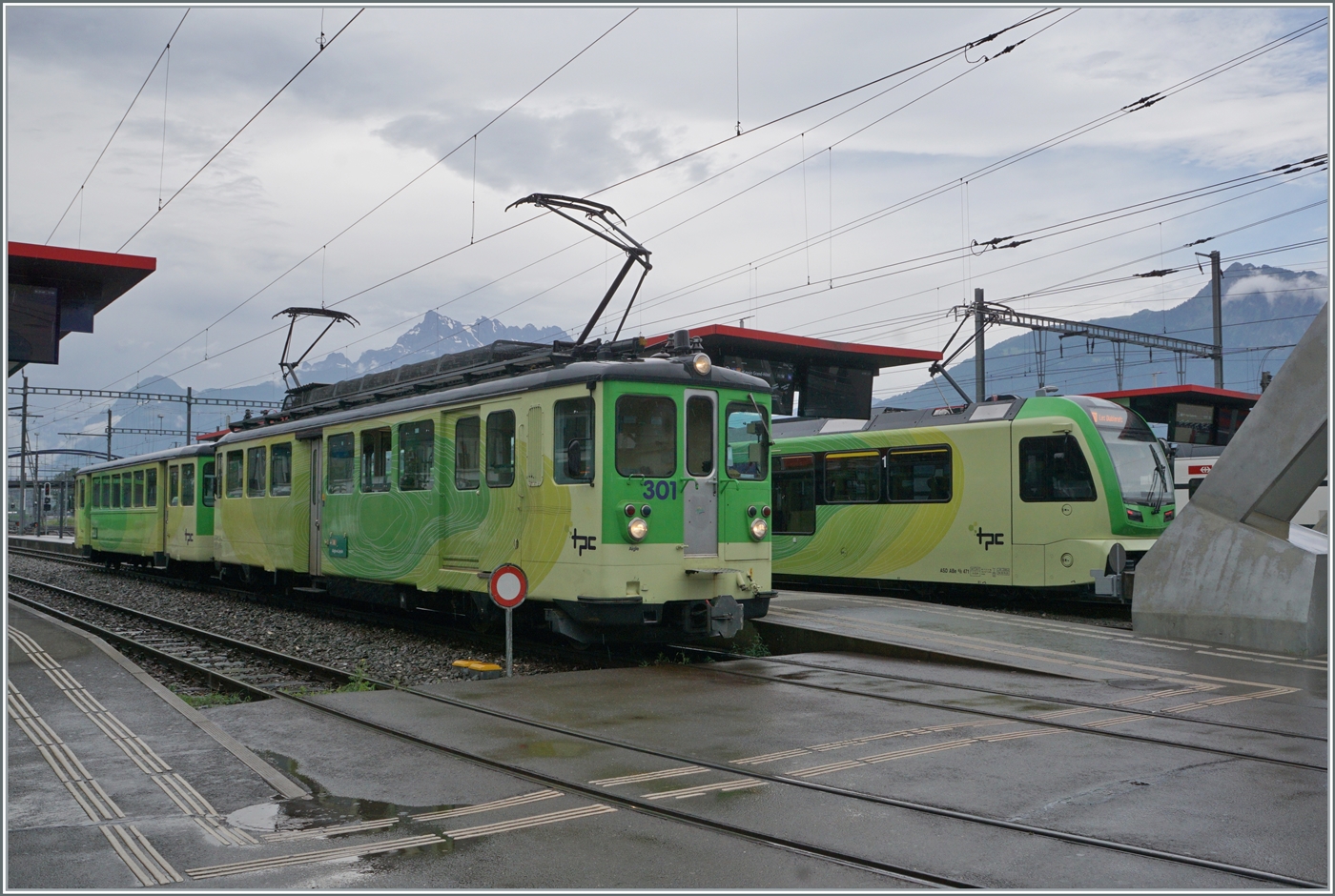 Der TPC A-L BDeh 4/4 301 steht in Aigle und wartet auf die Abfahrt nach Leysin.
Im Hintergrund der TPC ASD ABe 4/8 471. 

 21. Juli 2024 