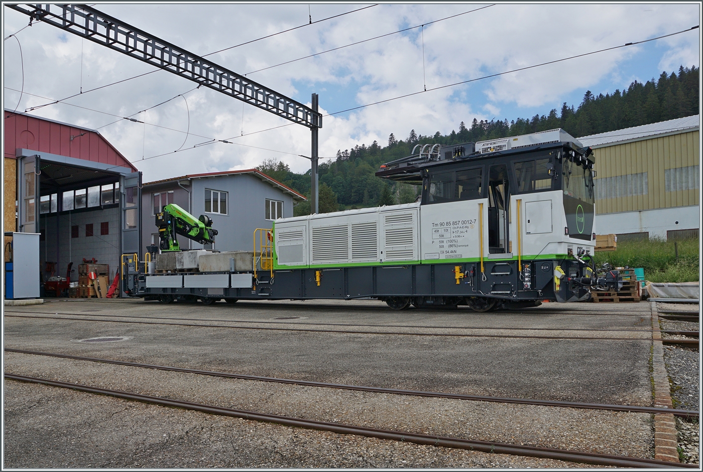 Der transN Tm 4/4 (Tm 857) Baudiensttraktor Tm 90 85 857 0012-7 scheint für die nur 16,23 Km lange Strecke Les Ponts de Martel nach La Chaux de Fonds doch übermässig lang zu sein, doch dafür dürfte er für fast alle Arten von Arbeiten gerüstet zu sein. 

Les Pont de Martel, den 27. Juni 2024