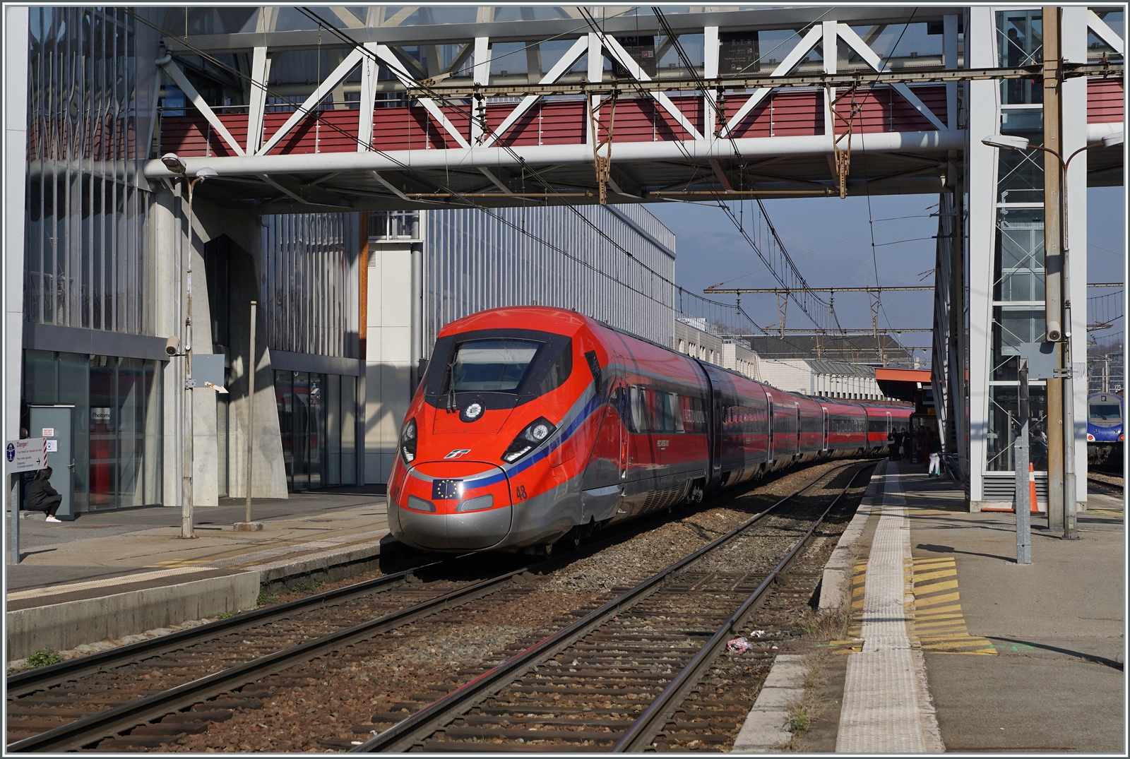 Der Trenitalia FS ETR 400 048 ist als FR 9291 von Paris Gare de Lyon nach Milano Centrale unterwegs und hält hier kurz in Chambéry-Challes-les-Eaux.

20. März 2022