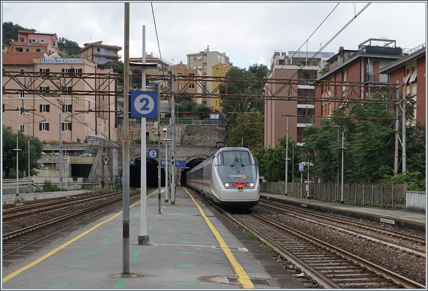 Der Trenitalia IC 633 von Milano nach Ventimiglia erreicht den Bahnhof von Finale Ligure. 

17. Juni 2024