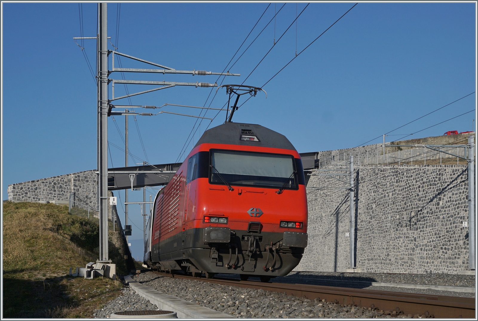 Der Umbau im Bahnhof von Cully ist praktisch abgeschlossen: Das ehemalige Durchfahrtsgleis 2 dient nun den in Cully endenden und beginnenden Zügen nach Grandson. Das ehemalige Überholgleis 3 ist nun das Regeldurchfahrtsgleis der Züge von Vevey nach Lausanne wie z.B dieser IR 90 welcher von einer SBB Re 460 in Richtung Lausanne geschoben wird. Die schöne Bogenbrücke ist einer nüchternen Stahlbrücke gewichen. 

16. Feb. 2023

