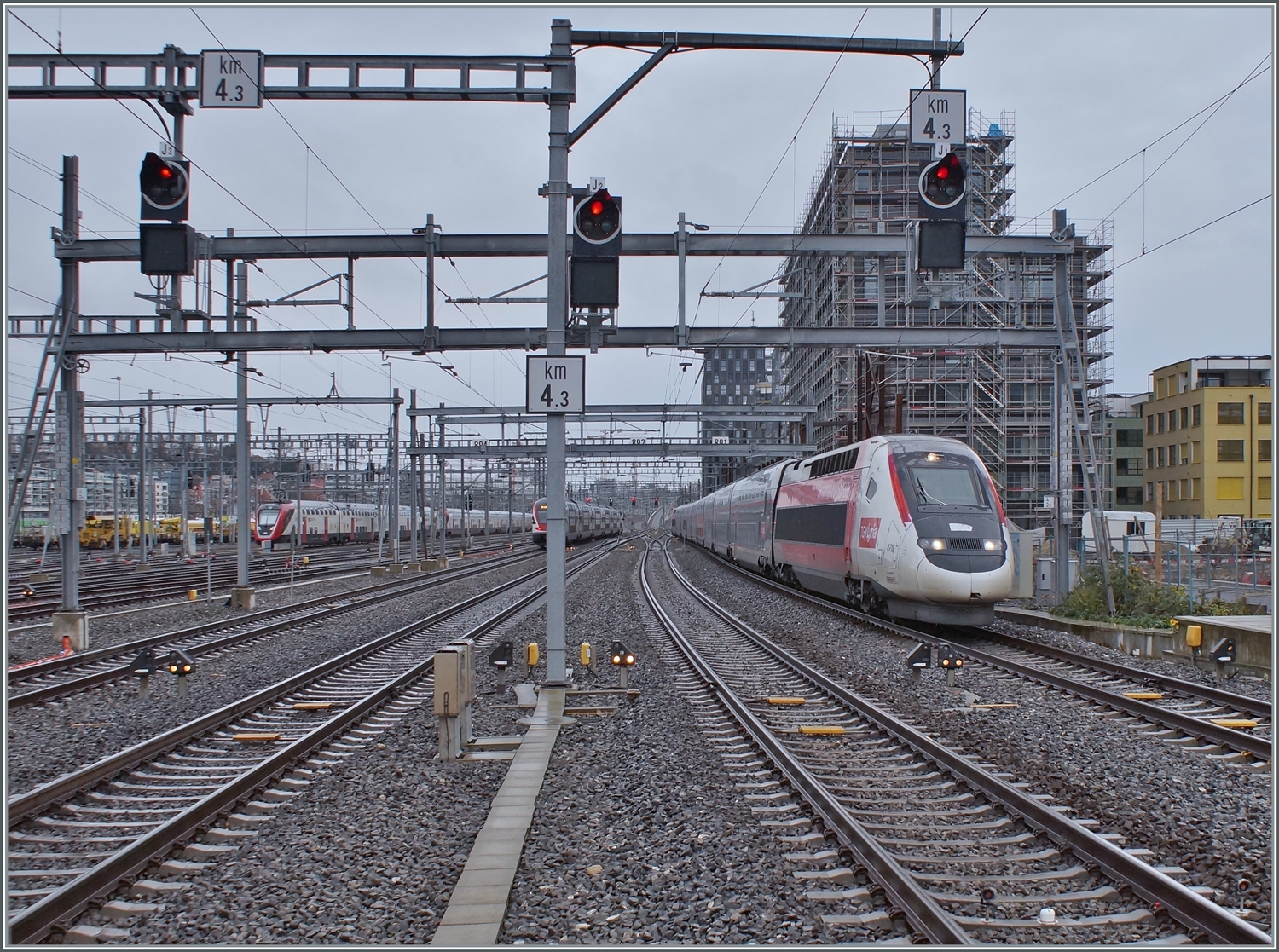 Der vor wenigen Minuten in Lausanne abgefahrene TGV Lyria nach Paris fährt in Renens VD durch. Leider ist der in Richtung Lausanne fahrende RE 33 durch Masten verdeckt, ansonsten ergibt sich doch ein recht guter Blick auf die neu gestaltete Strecke von Renens VD in Richutung Lausanne. 

14. Dez. 2023  