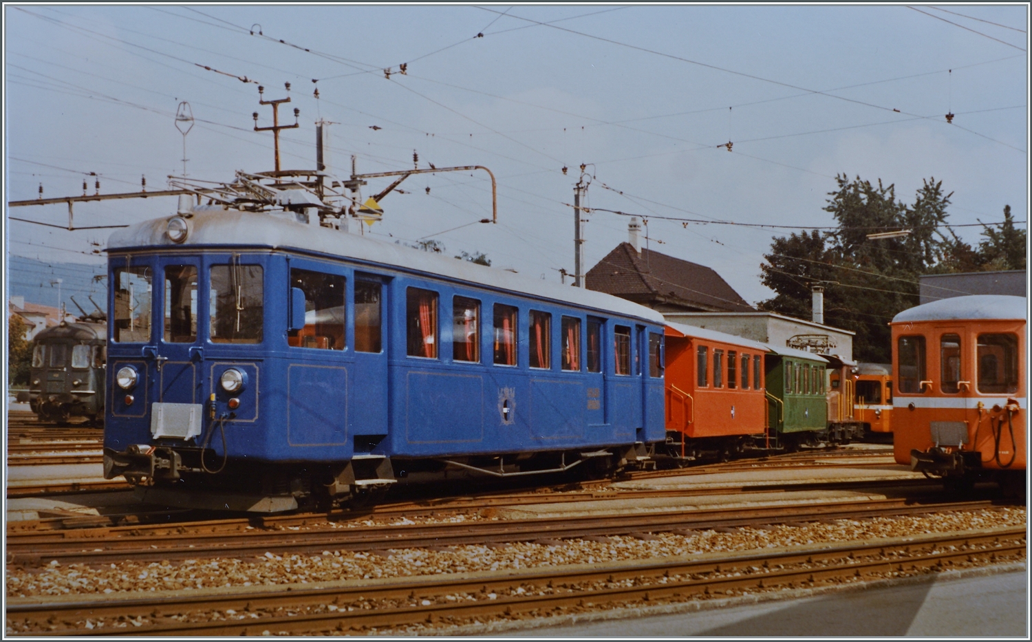 Der WSB  Salontriebwagen  Bse 4/4 116 hat eine bewegte Geschichte hinter sich: 1901 wird der Triebwagen als CFe 2/4 N° 3 in Betrieb genommen und drei Jahre später mit der  Nummer 16 versehen. 1932 bekommt der Triebwagen zwei weitere Antriebsmotoren und verkehrt nun als CFe 4/4 N° 16. Nach einem Zusammenstoss mit einem Güterzug 1950 wird der Triebwagen umfassend umgebaut und kommt 1952 mit einem neuen, längeren und breiteren Wagenkasten wieder in Betrieb. Durch die  Klassenreform  1959 erhält der Triebwagen die Bezeichnung BDe 4/4 16. 1962 bekommt der Triebwagen neue Drehgestelle, ein neues Getriebe und eine Schienenbremse.
Mit 2 528 877 Km Laufleistung auf dem Tacho beginnt ein neuer (und letzter) Abschnitt in der Geschichte des Triebwagens: Nach dem Umbau in der WSB Werkstätte wird der Triebwagen als Salontriebwagen Bse 4/4 116 in Betrieb genommen und seht nun für Sonderfahrten zur Verfügung.
Der Bse 4/4 116 wurde 2012ausser Dienst gestellt und zur Verschrottung abtransportiert. Seit 2019 kümmert sich der Verein „Pro Salonwagen WSB“ um den WSB Salontriebwagen und holte in zur AVA zurück, wo er aufgearbeitet werden soll.

Ein Analogbild von Aarau vom März 1985