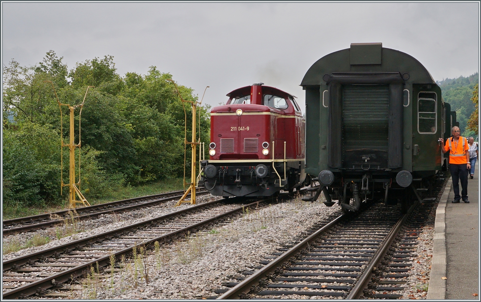 Die 211 041-9 (92 80 1211 041-9 D-NeSA) rangiert in Weizen um mit ihrem Zug nach Zollhaus Blumberg zurück zu fahren. 

27.08.2022