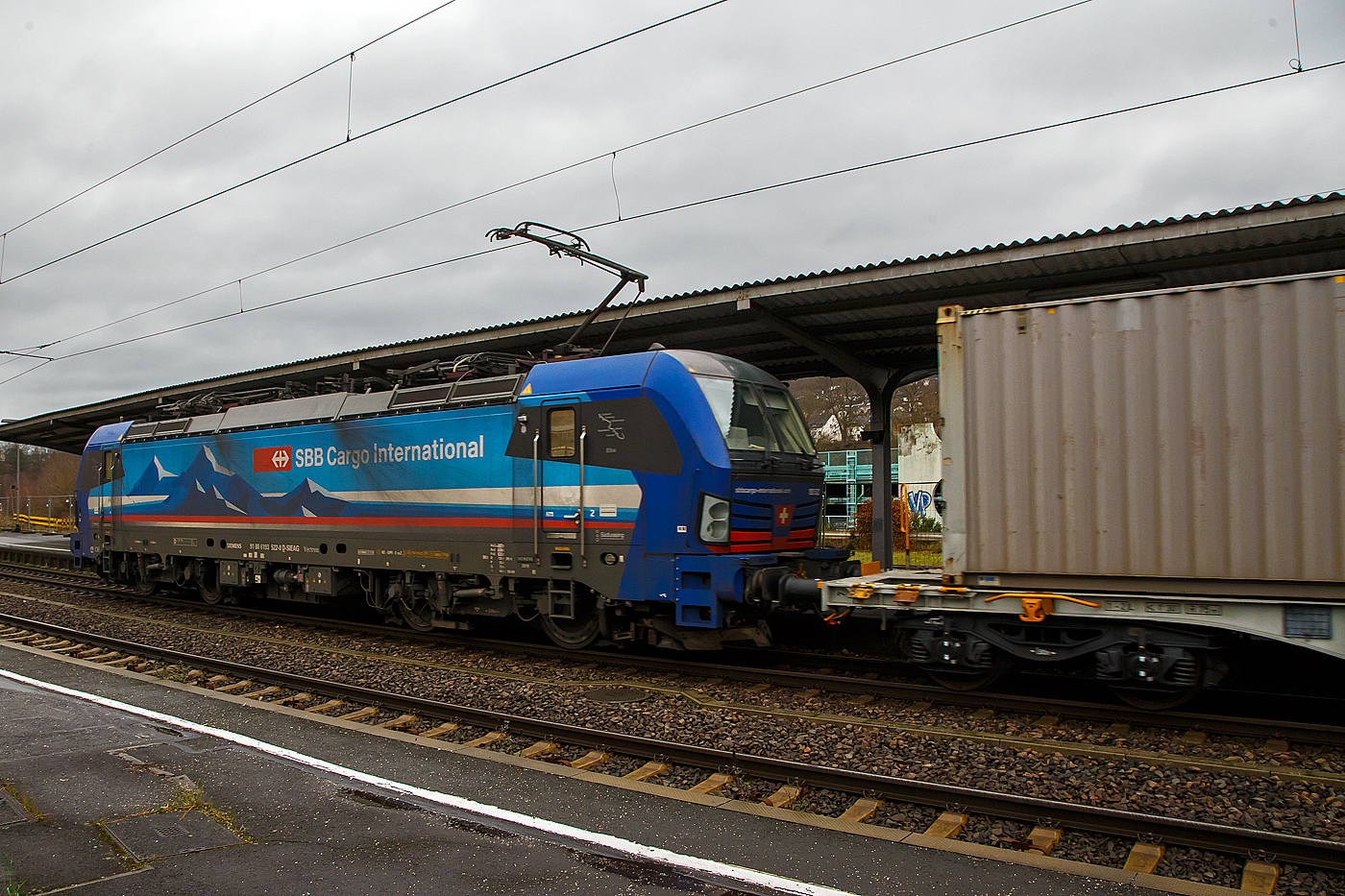 Die an die SBB Cargo International AG vermietete 193 522 „Elbe“ (91 80 6193 522-0 D-SIEAG) der SüdLeasing GmbH (Stuttgart, eingestellt in Deutschland durch Siemens) fährt am 14.01.2023, mit einem KLV-Zug, durch den Bahnhof Betzdorf (Sieg) in Richtung Köln.

Die Siemens Vectron MS wurde 2019 von Siemens Mobilitiy in München-Allach unter der Fabriknummer 22661 gebaut. Eigentümer ist die Südleasing GmbH in Stuttgart (LBBW-Tochter) die 20 dieser Loks an die SBB Cargo International vermietet hat, eingestellt sind sie in Deutschland durch die Siemens Mobilitiy. Es besteht zudem eine Option für 20 weitere Fahrzeuge.

Diese Mehrsystem-Loks sind für den Einsatz auf dem Rhein-Alpen-Korridor vorgesehen und sind für den Betrieb in Deutschland, Österreich, Schweiz, Italien und den Niederlanden (D/A/CH/I/NL) ausgelegt. Sie verfügen über eine Leistung von 6,4 MW (160 km/h) und sind neben den nationalen Zugsicherungssystemen mit dem Europäischen Zugsicherungssystem (ETCS) ausgestattet.
