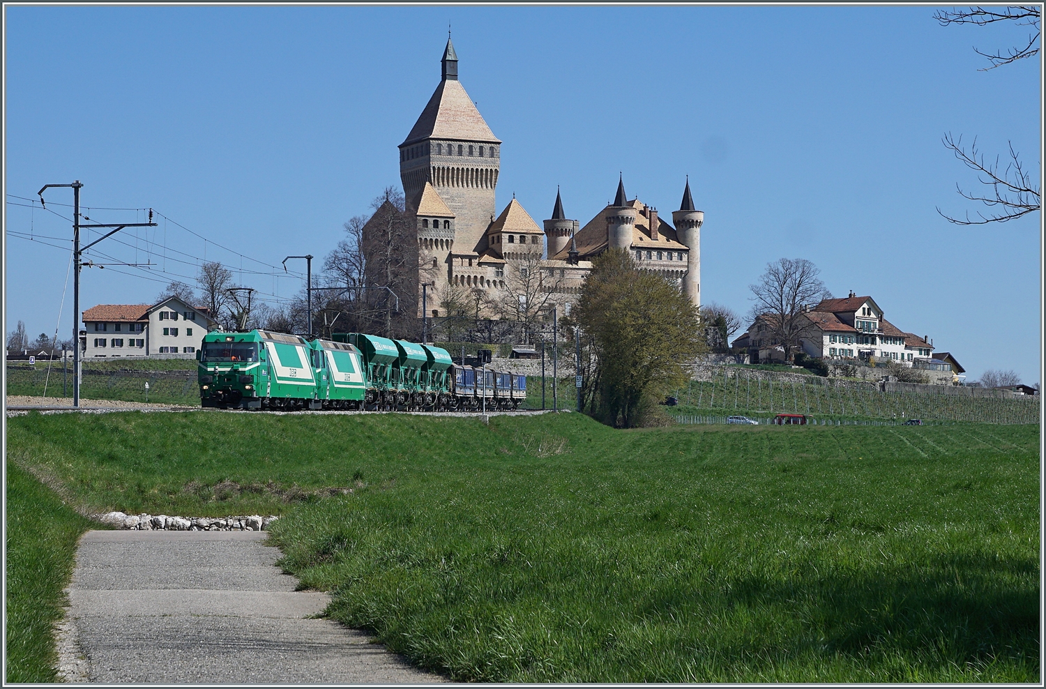 Die beiden BAM MBC Ge 4/4 21 und 22 sind mit ihrem Kieszug Apples - Morges - Gland bei Vufflens le Château unterwegs.

5. April 2023