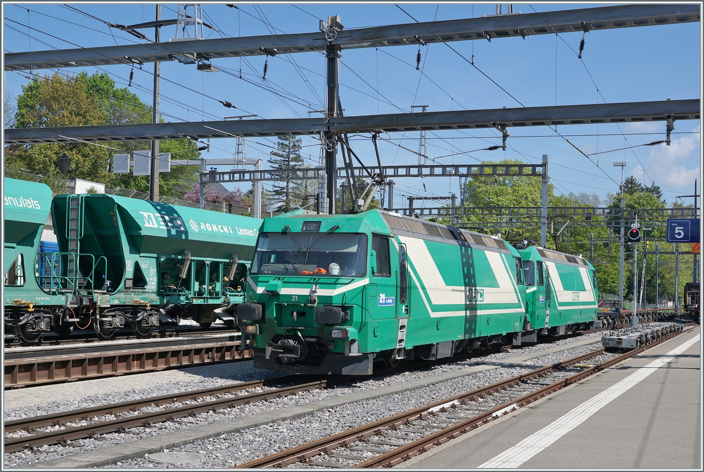 Die beiden BAM MBC Ge 4/4 21 und 22 sind mit ihrem Kieszug in Morges angekommen und sind nun dabei zu rangieren, damit sie �ber sie �ber die Rollbockgrube geschoben werden k�nnen und sp�ter von BAM MBC Re 4/4 II f�r die Weiterfahrt �bernommen werden. 
Im Hintergrund sind die Wagen des Gegenzuges zu sehen, welche von der besagen Re 4/4 II auf die Rollbockgrube geschoben werden, damit sie dann von den Ge 4/4 f�r die Fahrt nach Apples �bernommen werden. 
Wer nun denk, das dies recht kompliziert ist hat recht, aber die  Kreuzung /Umspurung  der Kiesz�ge in Morges ergibt unz�hlige Fotomotive...

16. April 2026