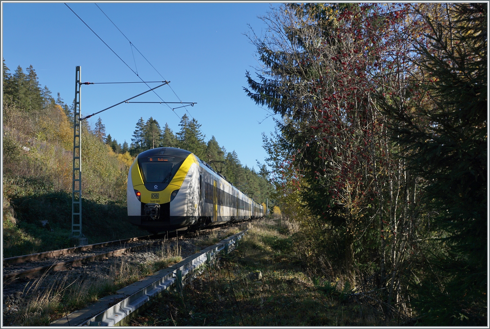 Die beiden DB 1440 858 und 360 kurz vor Schluchsee auf dem Weg nach Seebrugg.

13. Nov. 2022