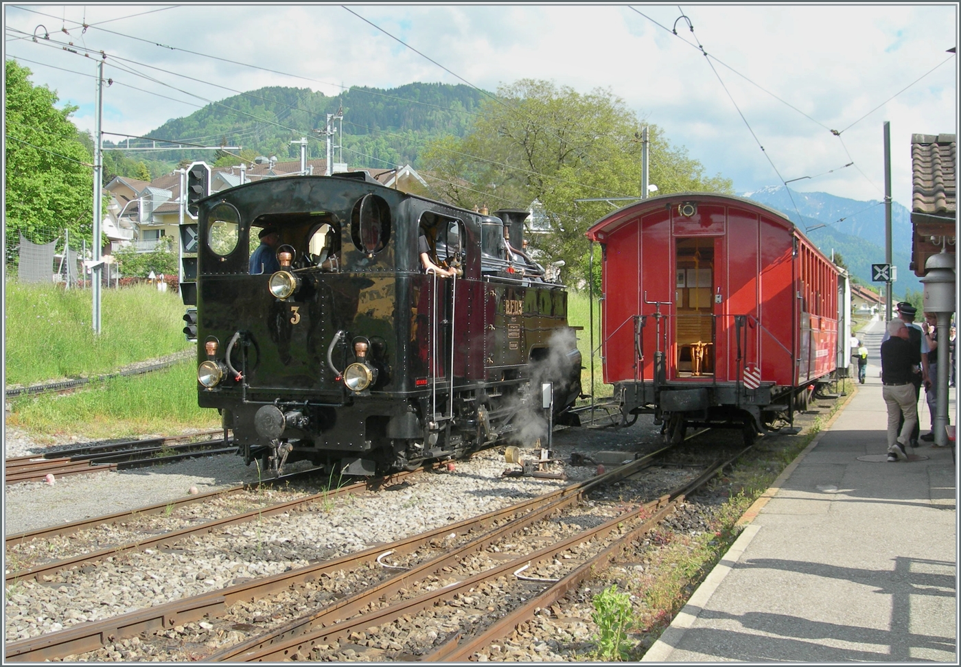 Die BFD HG 3/4 N° 3 der Blonay Chamby Bahn ist mit ihrem Dampfzug in Blonay angekommen und rangiert nun um den Zug für die Rückfahrt nach Chaulin zu übernehmen.

10. Mai 2025