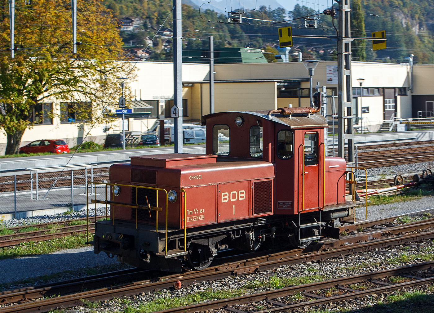 Die BOB dieselelektrische Rangierlok Tm 2/2 1 „CHRIGEL“  am 02.10.2011 vor dem Depot der Ballenberg Dampfbahn. Aufnahme aus einem fahrenden Zug.

Die Lok wurde 1946 von Ernst Stadler in Zürich gebaut, Zulieferer waren Saurer (Dieselmotor), BBC/MFO und SIG.

TECHNISCHE DATEN:
Spurweite: 1.000 mm
Achsfolge: B zz
Zahnstangensystem: Riggenbach
Länge: 6.860 mm
Breite: 2.720 mm
Höhe: 3.150 mm
Dienstgewicht: 15 t
Leistung: 120 kW
Höchstgeschwindigkeit: 30 km/h (35 km/h Schleppfahrt)
