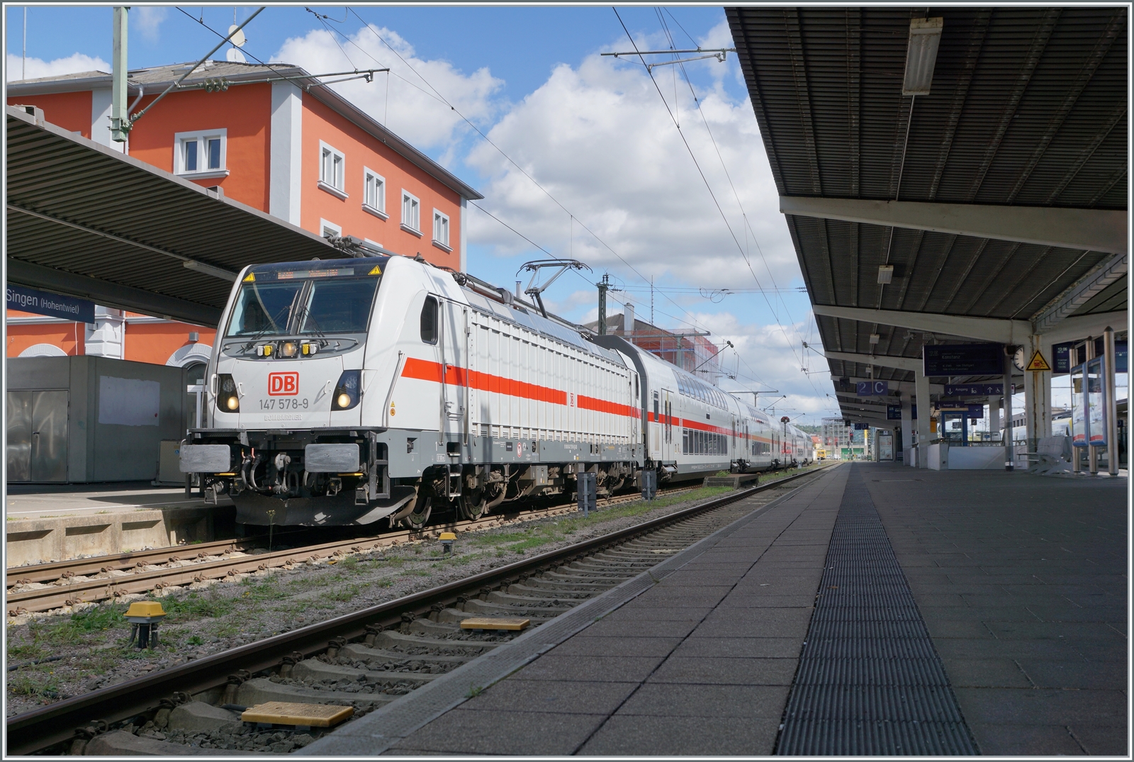 Die DB 147 578-9 ist mit ihrem IC als Leermaterialzug von Radolfzell in Sngen angekommen, von wo aus der Zug als IC nach Stuttgart fahren wird. 

19. Sept. 2022