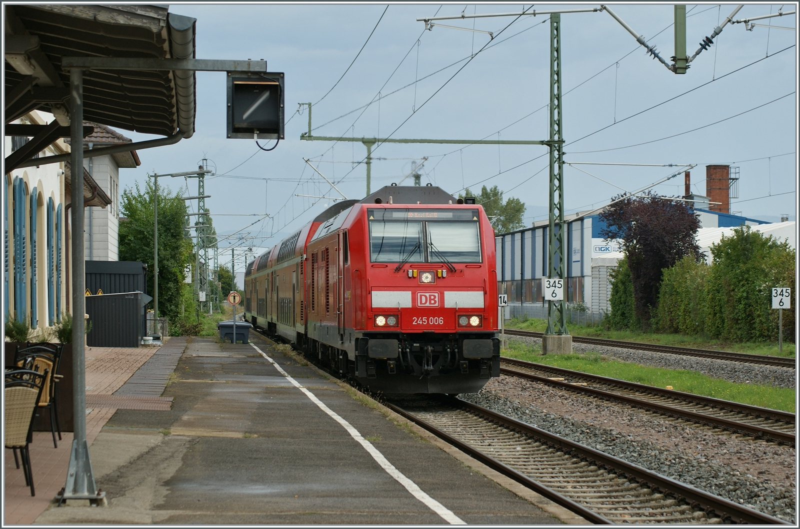 Die DB 245 006 (UIC 92 80 1245 006-2 D-DB) erreicht mit ihrem IRE3 von Friedrichshafen Hafen nach Basel Bad Bf. den Bahnhof Erzingen (Baden). Eindrücklich der Wärmeausstoss, der die Fahrleitung  flimmern  lässt, eine Fahrleitung, die im Planbetrieb nicht genutzt wird, da die elektrisch fahrenden SBB /THURBO GTW RABe 526 das Gleis 3 nutzen. Aber vielleicht wird die Strecken ja eines Tages Richtung Westen ausgebaut... 

6. September 2022