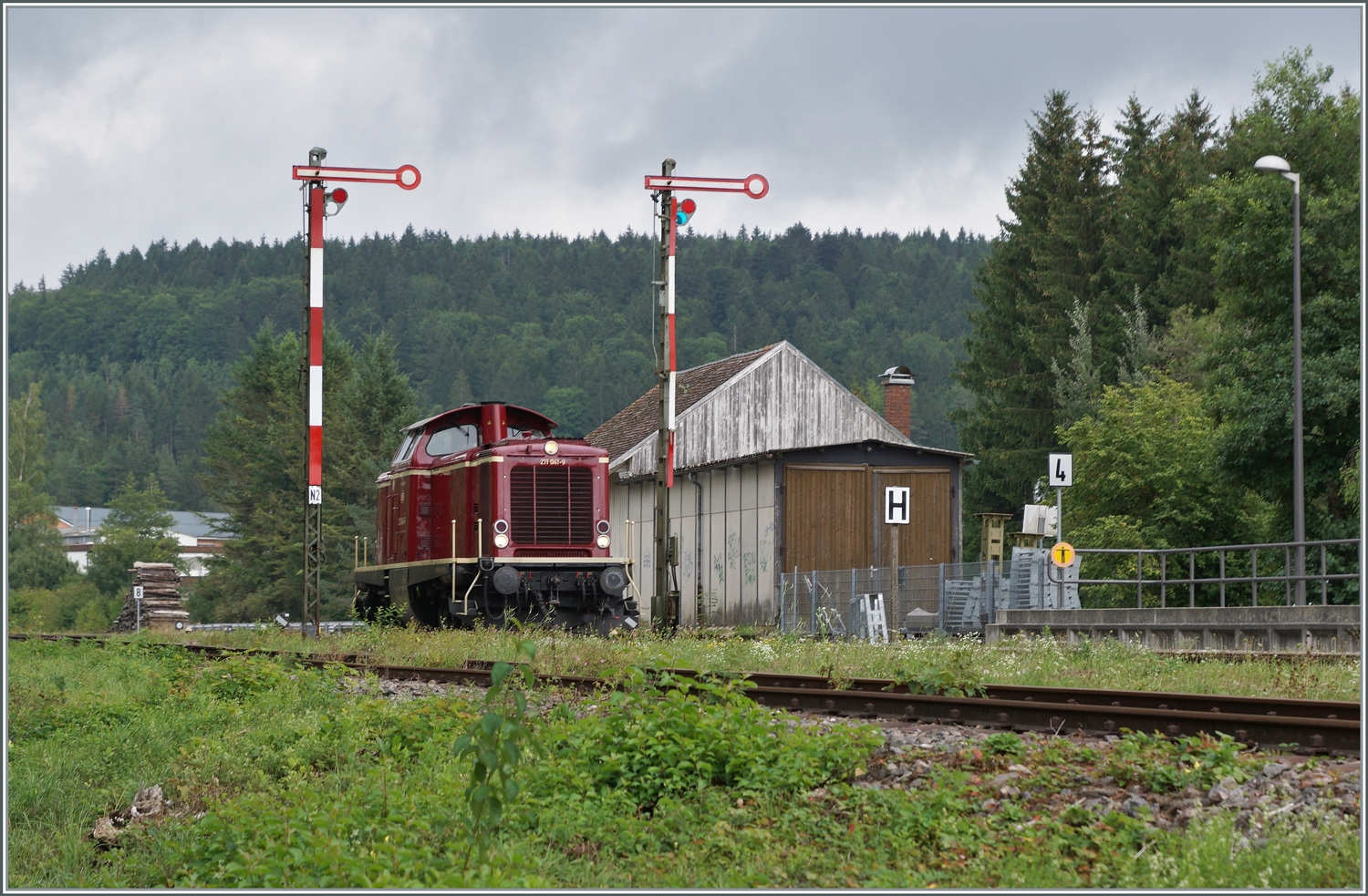 Die Diesellok 211 041-9 (92 80 1211 041-9 D-NeSA) rangiet im Bahnhof Zollhaus Blumberg.

27. Aug. 2022