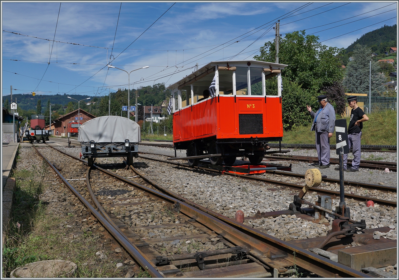 Die Dm 2/2 N� 3 der Blonay Chamby Bahn ist wirklich was besonders: nicht nur weil sie hier etwas schief in der Landschaft (bzw. Bahnhof)  steht. Nur weil damals auf dem LKW noch etwas Platz vorhanden war, wurde entschieden, neben dem bereits geordnenten Fahrzeugen, auch noch die Dm 2/2 N� 3 mitzumehmen.

8. Sept. 2024