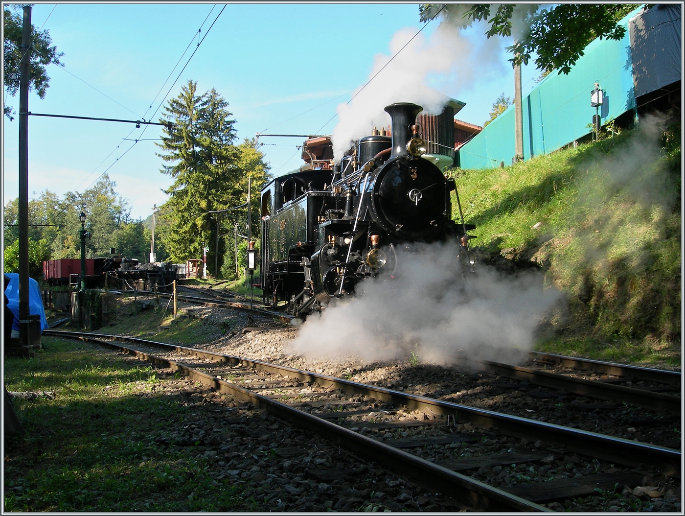 Die frisch gekohlte und mit Wasser versorgte BFD HG 3/4 N° 3 der Blonay-Chamby Bahn rangiert in Chaulin, um in der Folge ihren Zug nach Blonay zu übernehmen. 

21. Sept. 2024