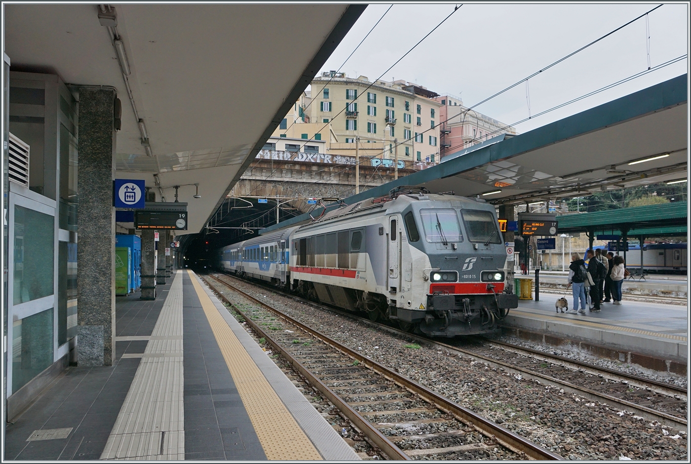 Die FS Trenialia E 401 015 erreicht mit ihrem ic den Bahnhof von Genova Porta Principe. 
Der iC 510 ist auf der Fahrt von Salerno (ab 05:28) nach Torino Porta Nuova (an 17:40). 

1. März 2026