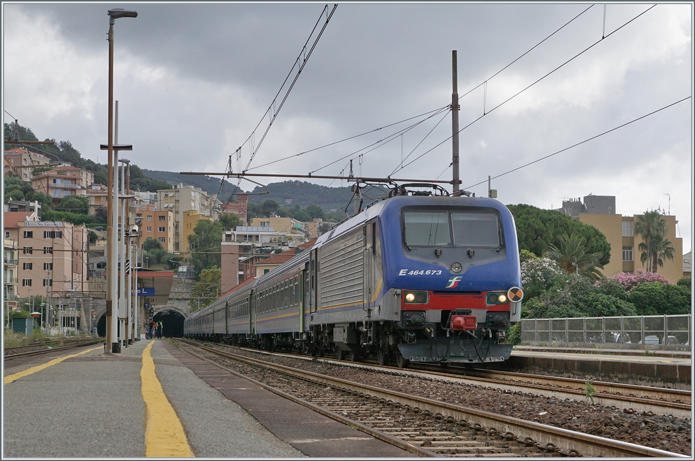 Die FS Trenitalia E 464 676 wartet mit ihrem RE 3115 von Torino nach Ventimiglia in Finale Ligure auf den Gegenzug. 

17. Juni 2024 