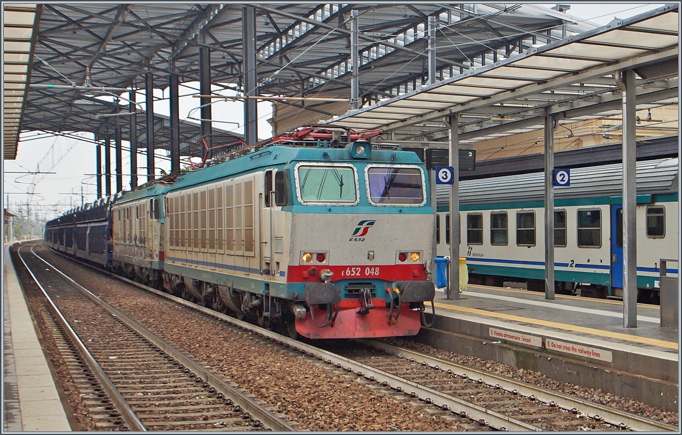 Die FS Trenitalia E 652 048 und eine weitere fahren mit einem Autoverladewagen durch den Bahnhof von Parma in Richtung Süden.

20. Sept. 2014 
