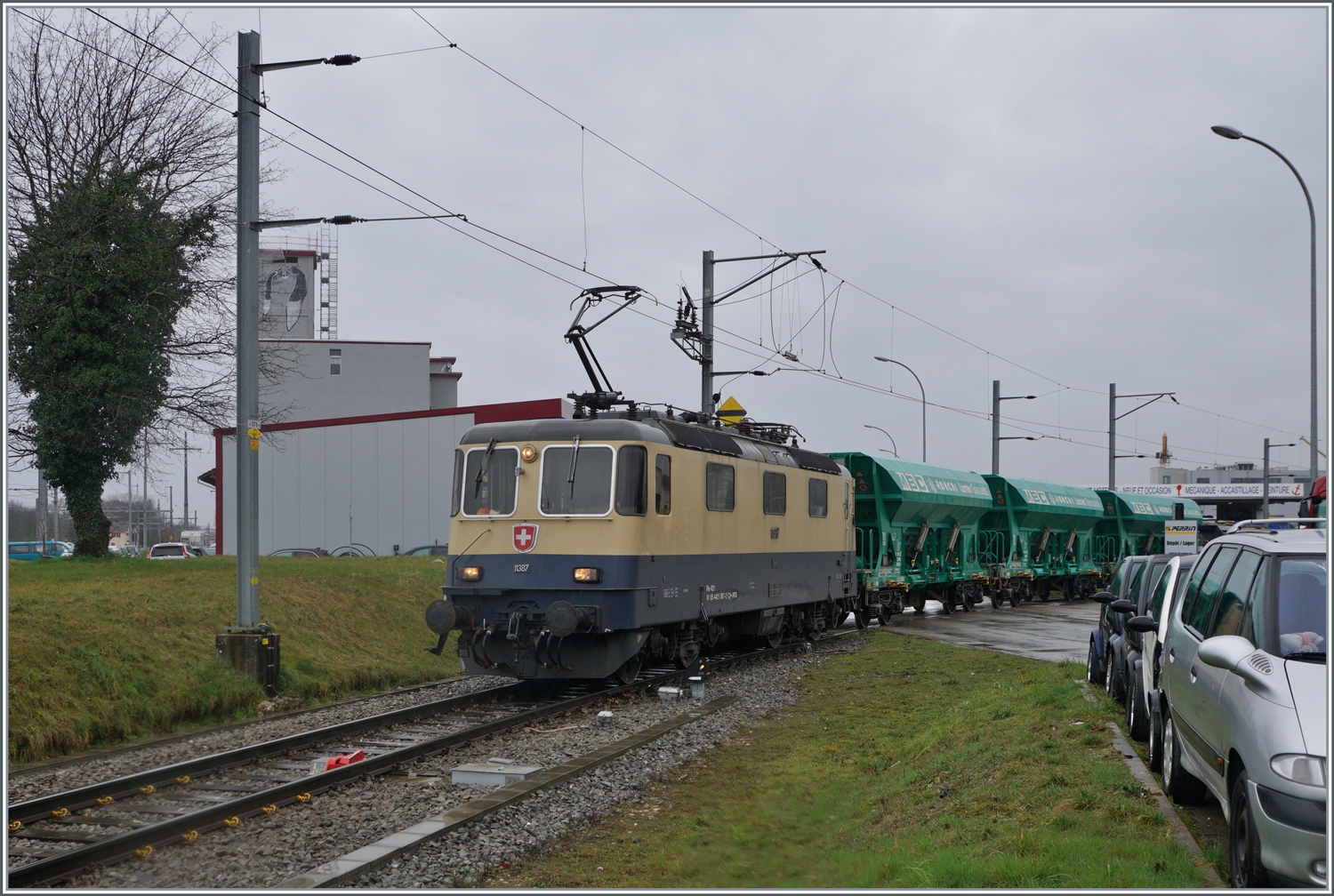 Die IRSI/IGE  Rheingold  Re 4/4 II 11387 (Re 421 387-2) kommt mit ihrem Güterzug auf dem Industriegleis in Gland auf der Fahrt vom Kieswerk zum Bahnhof.

22. Feb. 2024