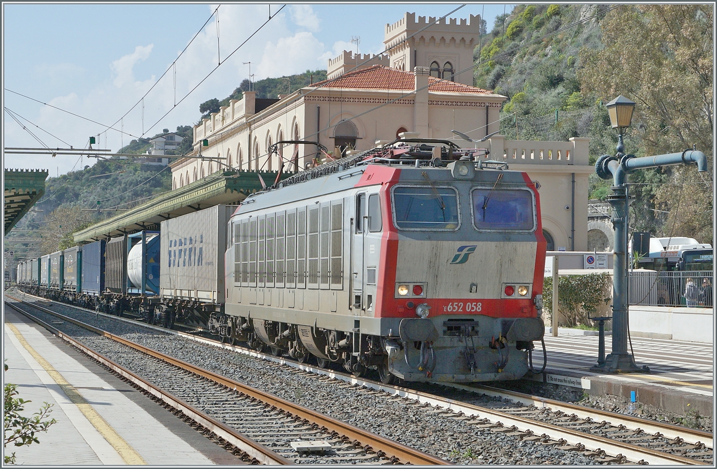 Die Mercitalia Rail FS 652 058 erreicht mit ihrem G�terzug Taormina-Giardini, wo nach einen kurzen Aufenthalt infolge einer Kreuzung die Fahrt in Richtung Messina weiter ging. Besondres gut gef�llt mir der Wasserkran. 

13. M�rz 2026