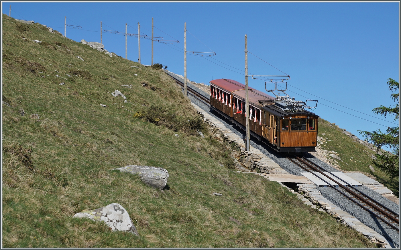 Die mit Drehstrom gespeiste, kleine He 2/2 der Chemin de fer de la Rhune hat mit hrem Zug die Gipfelbahnhof La Rhune / Larrun (905 müM) verlassen und fährt zur Talstation Saint-Ignace auf 198 müM zurück. 

12. April 2024