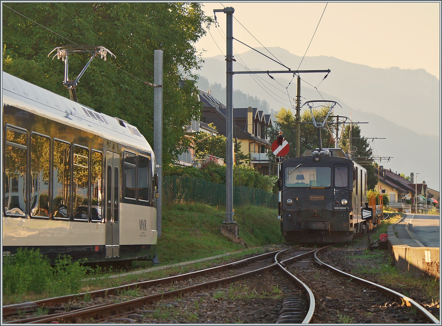 Die MOB GDe 4/4 6002 steht mit einigen Schotterwagen in Blonay; wobei das Bild auch einen von Chamby einfahrenden Zug zeigen könnte.

5. Sept. 2023