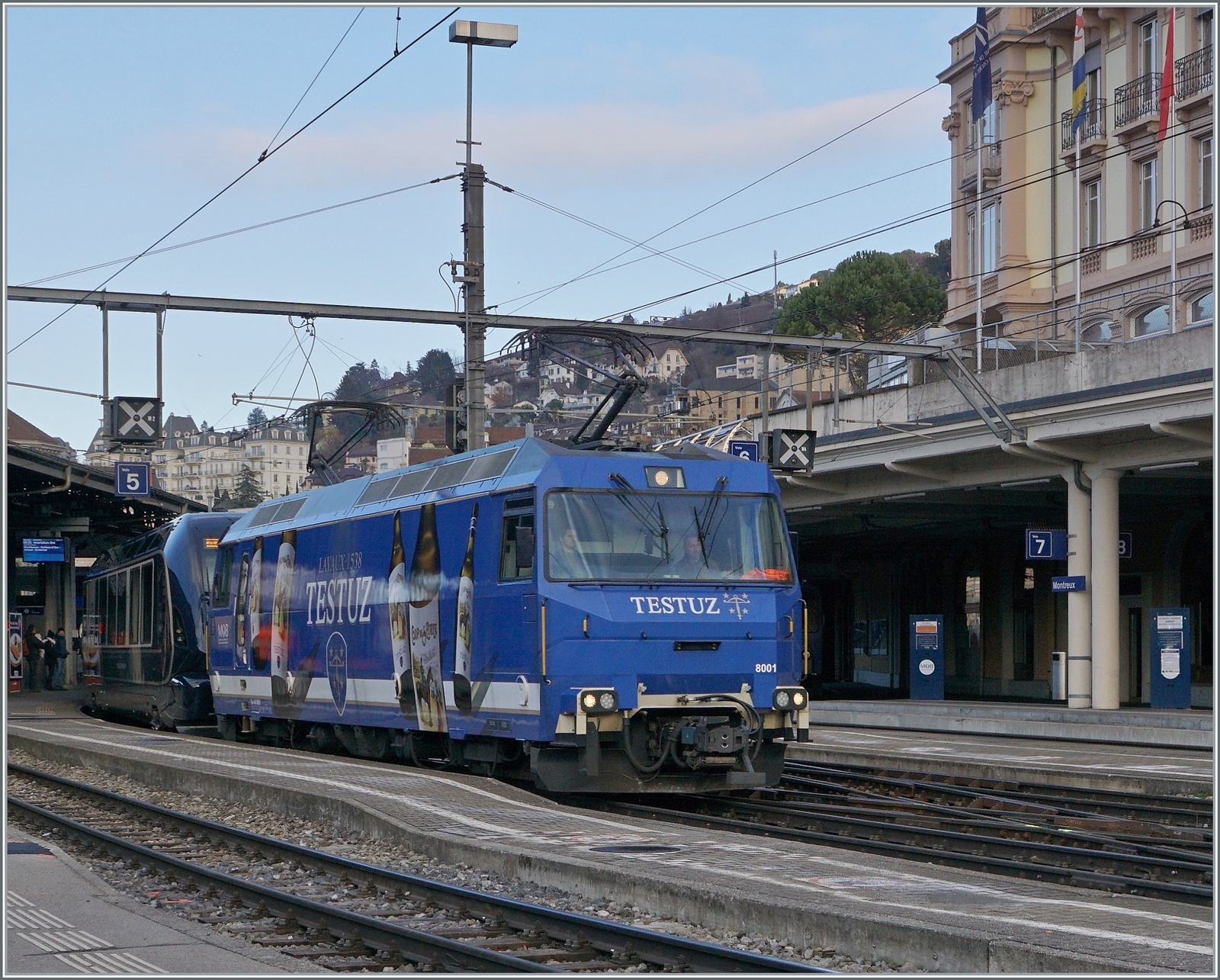 Die MOB Ge 4/4 8001 verlässt mit dem ersten GoldenPass Express Montreux in Richtung Interlaken Ost.

11. Dez. 2022